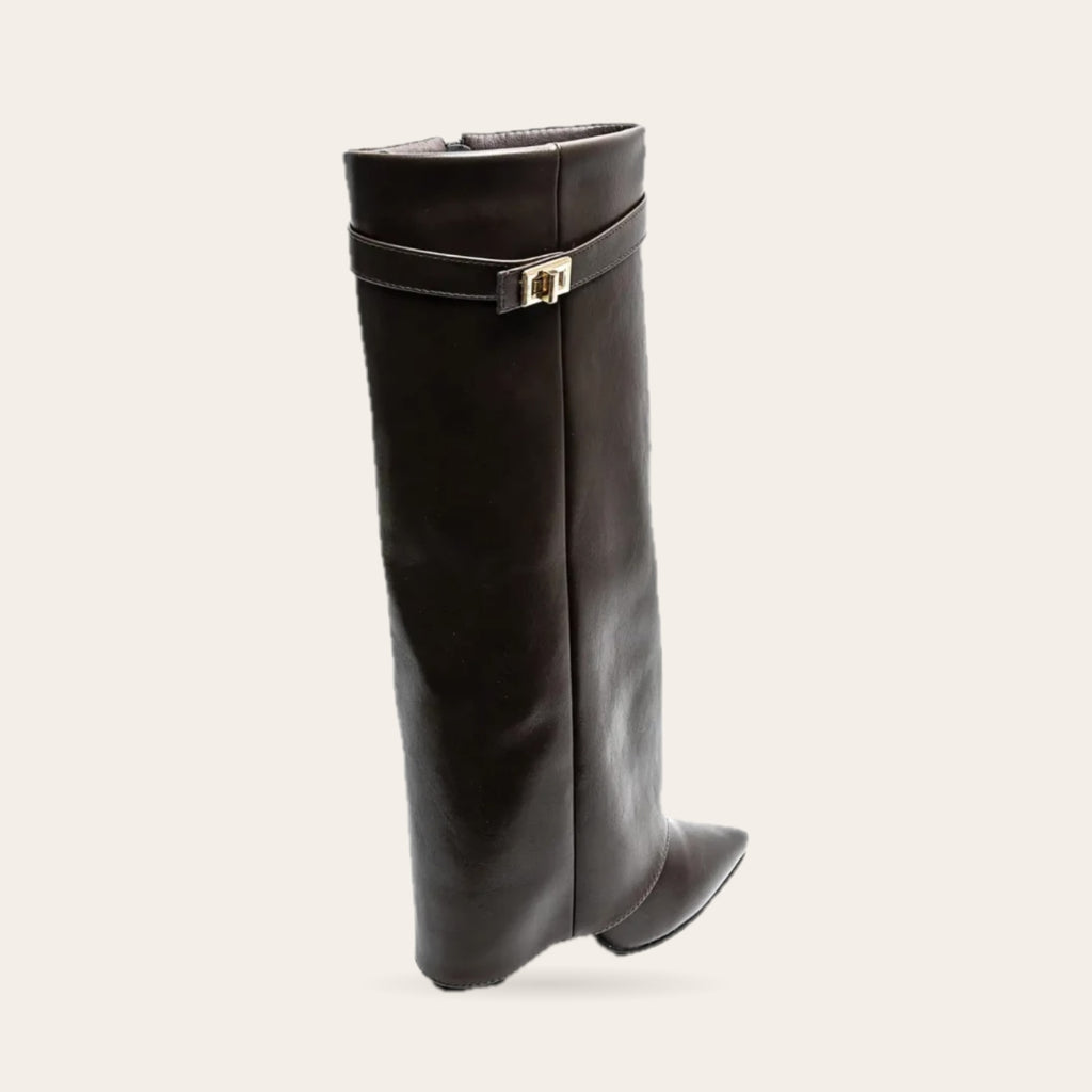 Bottes Jeanne, détail de la boucle dorée
